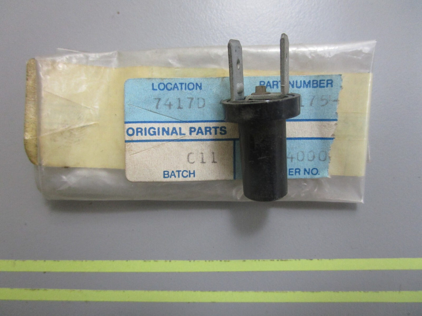 *NEW OEM* 0810 Volvo Penta Bulb Socket 808175