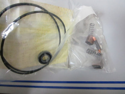 NEW OEM 984961 0984961 OMC Johnson Evinrude Seal & Brush Set 0720