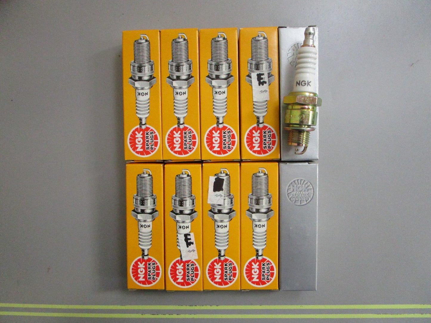 *NEW* 0820 (LOT OF 10) NGK Spark Plug BP7HS