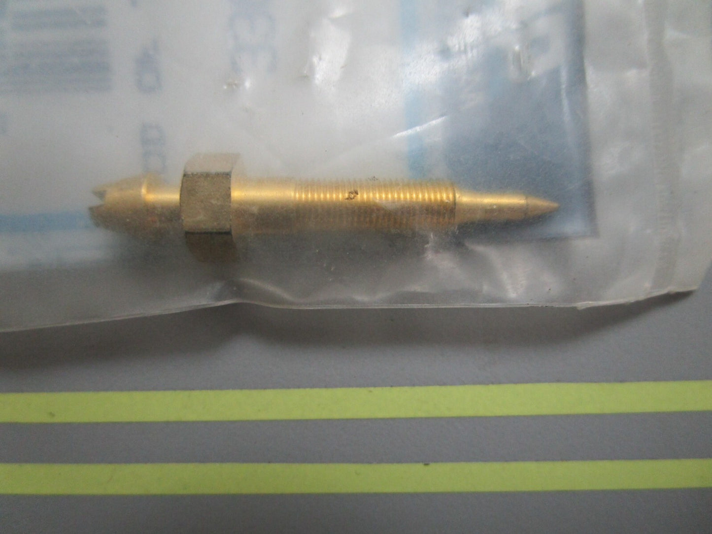 *NEW OEM* 0810 Mercury Quicksilver Screw 3302-9052