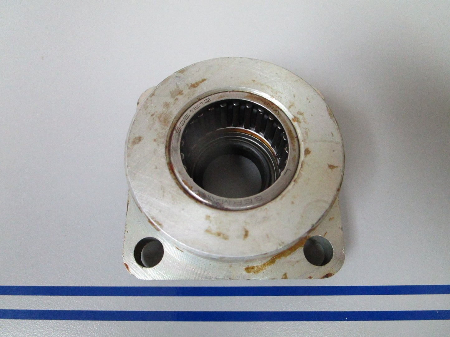 NEW OEM 317882 385556 OMC Johnson Evinrude Bearing Housing & Seal 0720