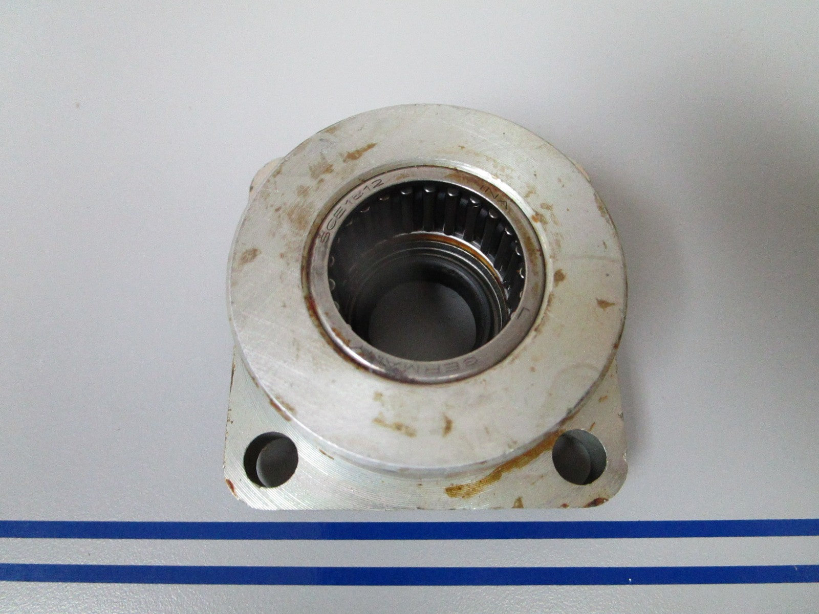 NEW OEM 317882 385556 OMC Johnson Evinrude Bearing Housing & Seal 0720