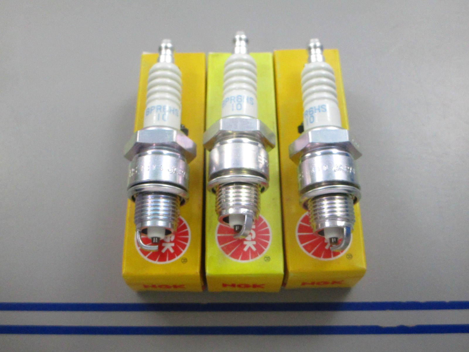 NEW (LOT OF 3) BPR6HS-10 NGK Spark Plug 0810