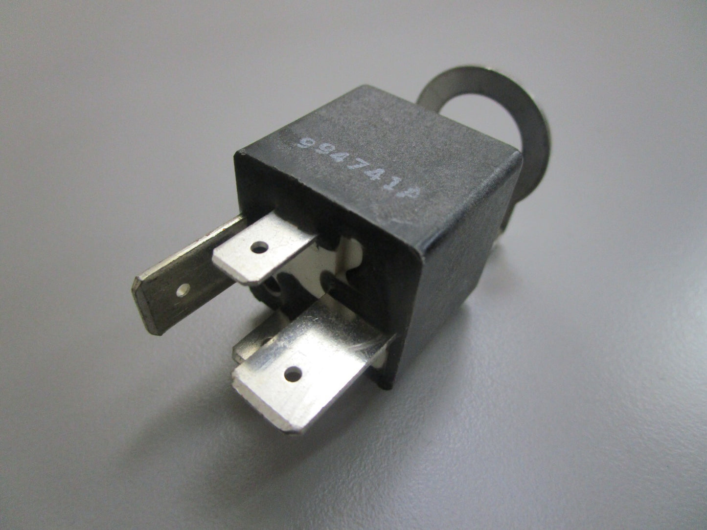 *NEW OEM* 0810 OMC Johnson Evinrude Relay 586233 0586233