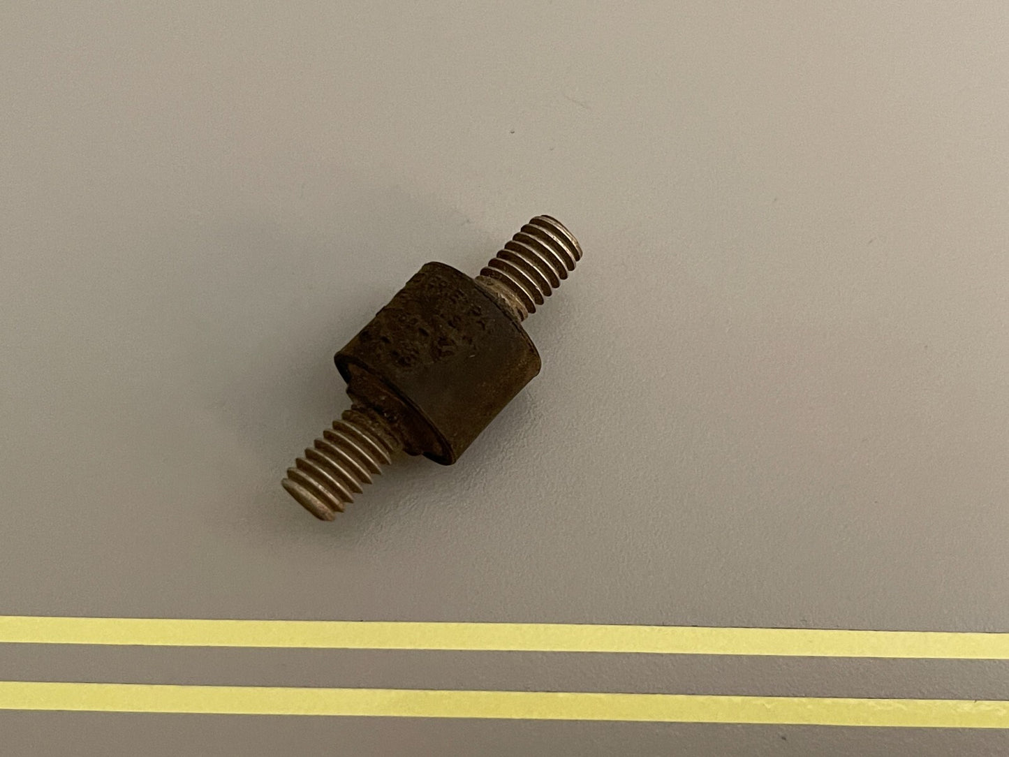 *NEW OEM* 0810 OMC Johnson Evinrude Rubber Mount 377582 0377582