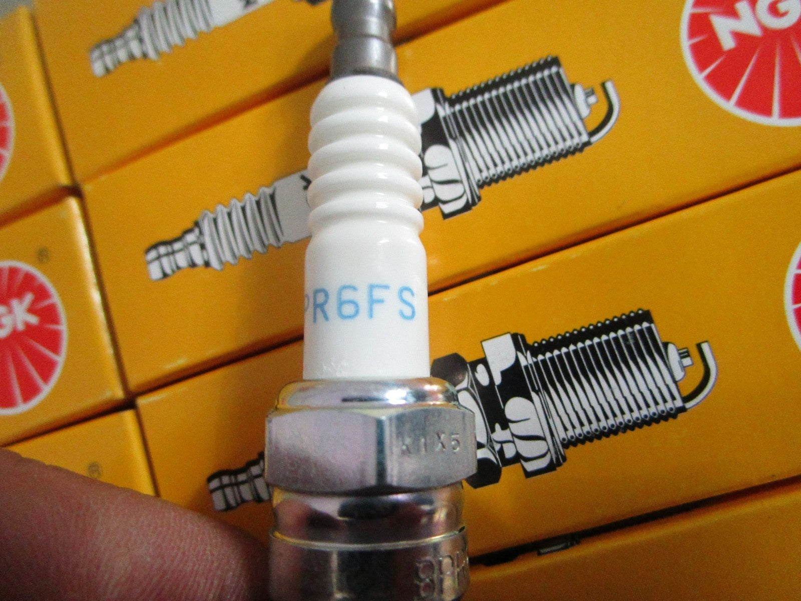 *NEW OEM* (LOT OF 10) 0820 NGK Spark Plug BPR6FS