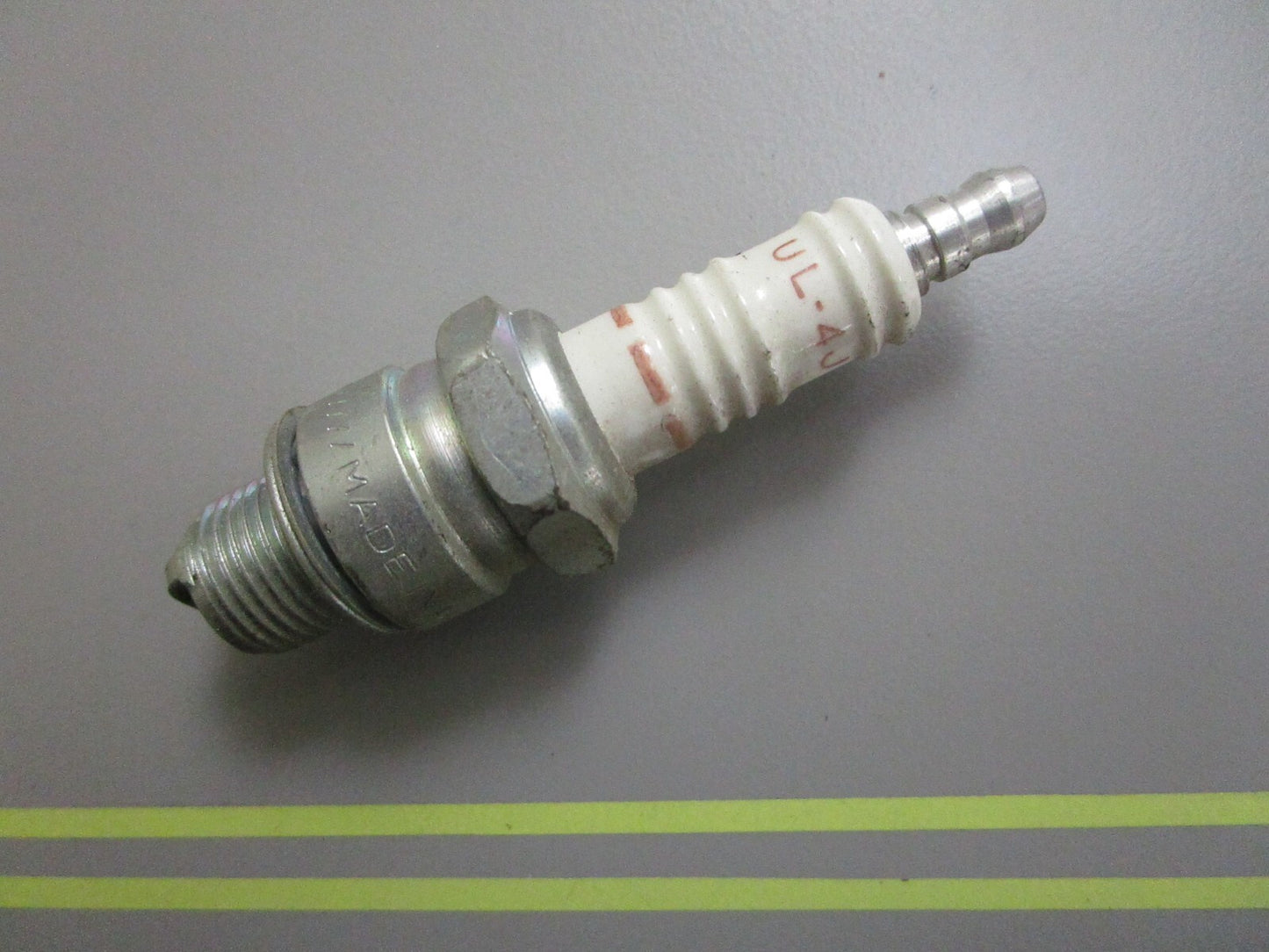 *NEW* 0810 Champion Spark Plug UL-4J