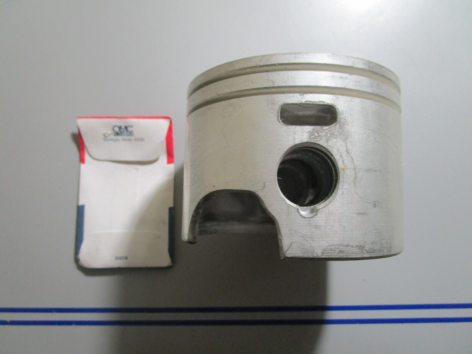 *NEW OEM* 0810 OMC Johnson Evinrude Piston 439519 0439519 *Missing Rings*