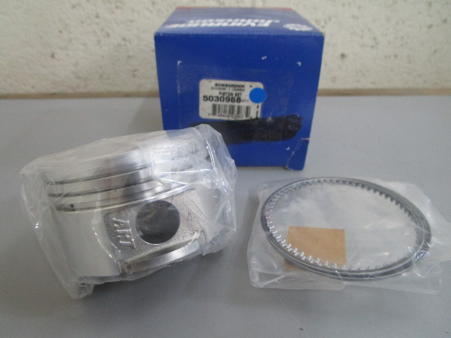 *NEW OEM* 0820 OMC Johnson Evinrude Piston Set 5030968