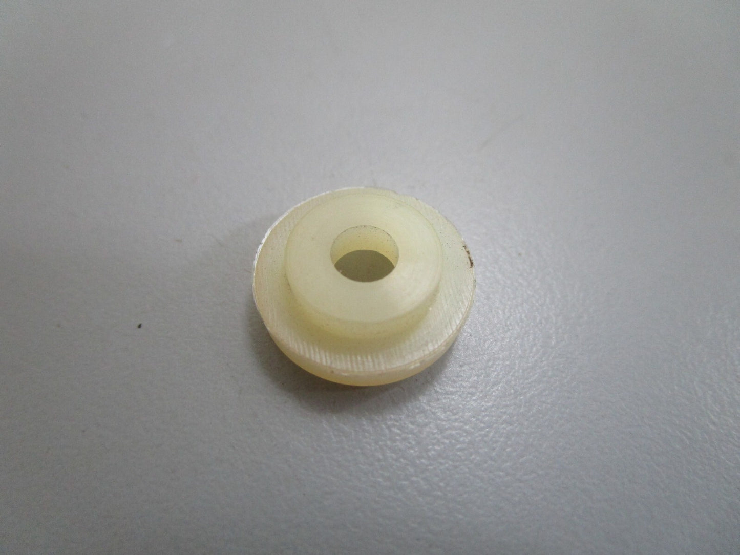 *NEW OEM* 0810 OMC Johnson Evinrude Seat 305572 0305572