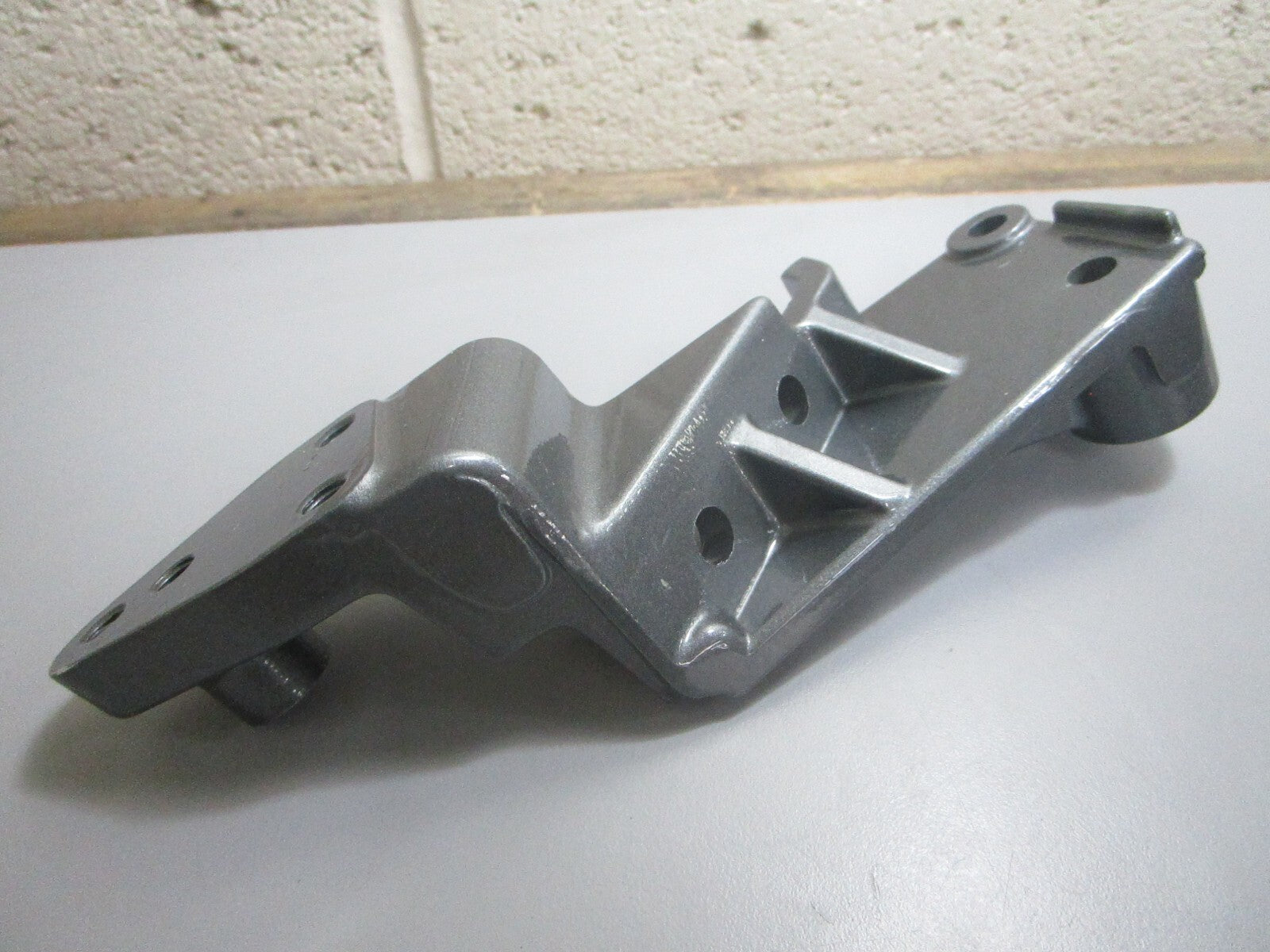 *NEW OEM* 0820 Suzuki STBD Tilt Cylinder Bracket 48111-94402-0ED
