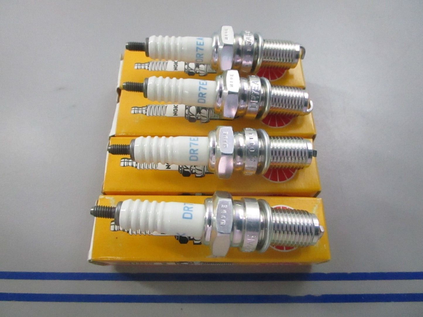NEW (LOT OF 4) DR7EA NGK Spark Plug 0810