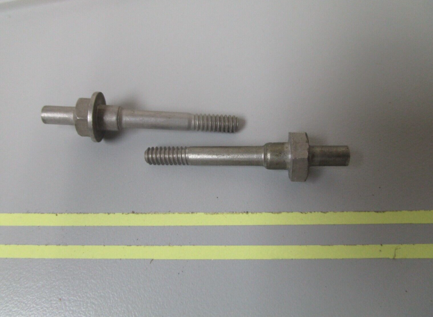 *NEW OEM* (LOF OF 2) 0810 OMC Johnson Evinrude Screw 310052 0310052