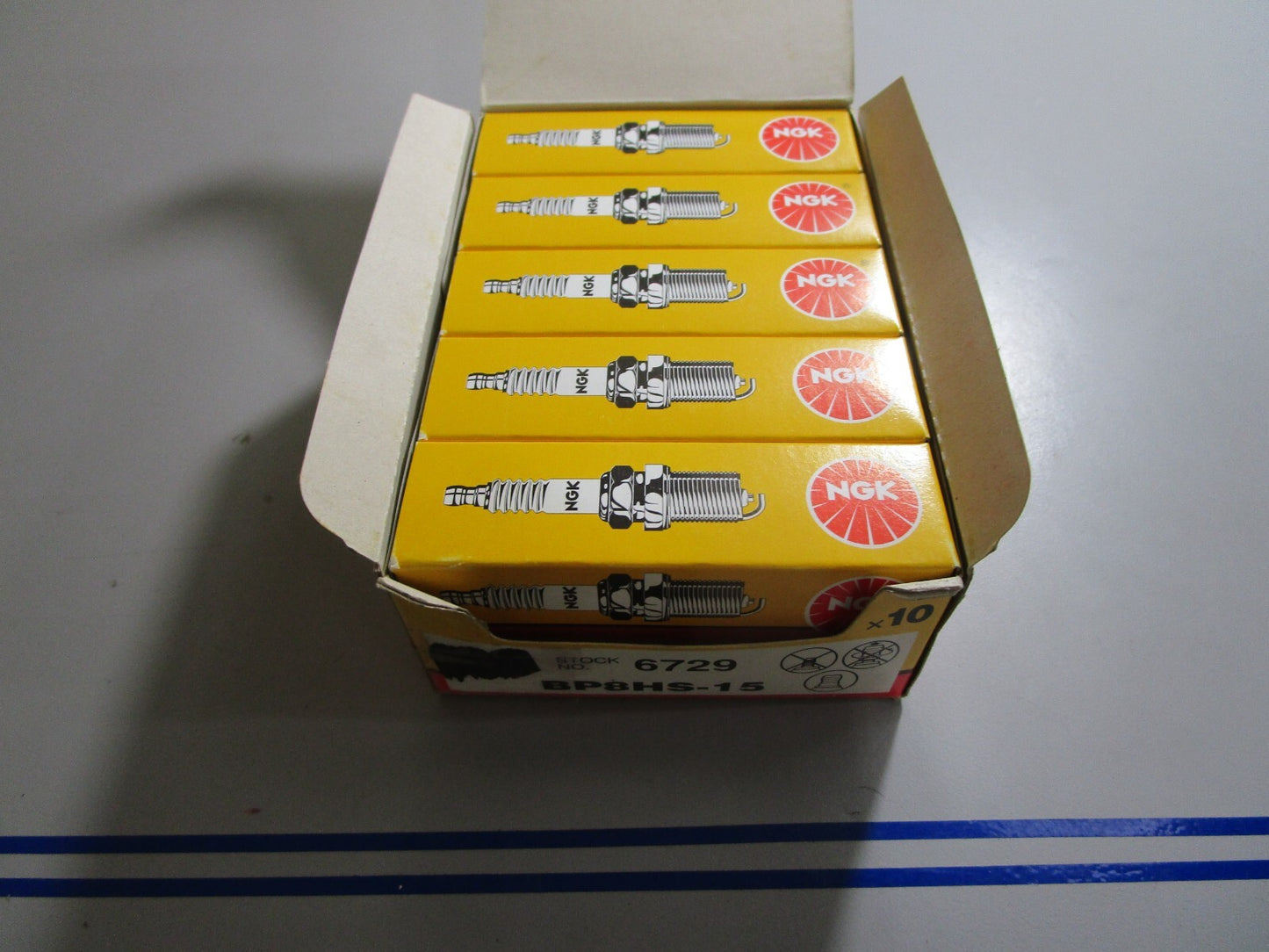 *NEW* (LOT OF 10) 0810 NGK Spark Plug BP8HS-15
