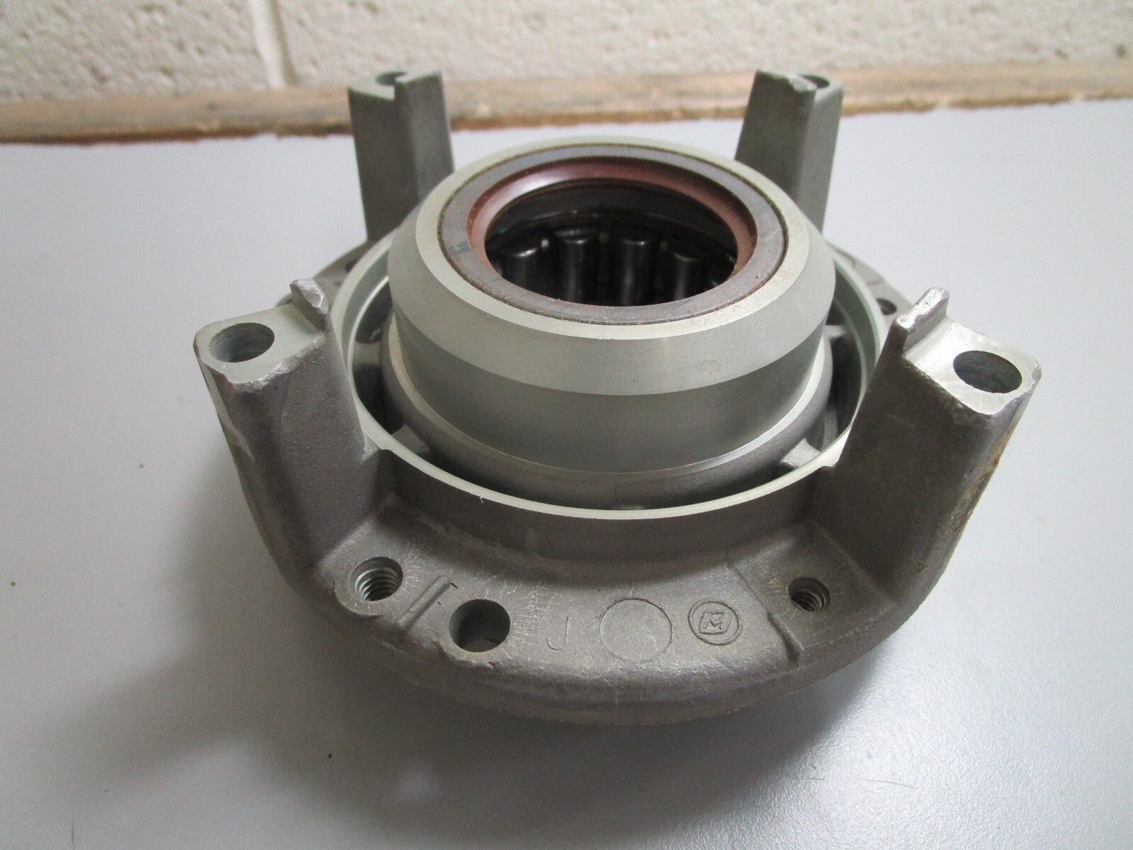 *NEW OEM* 0820 OMC Johnson Evinrude Crankcase Head & Bearing 387432 0387432