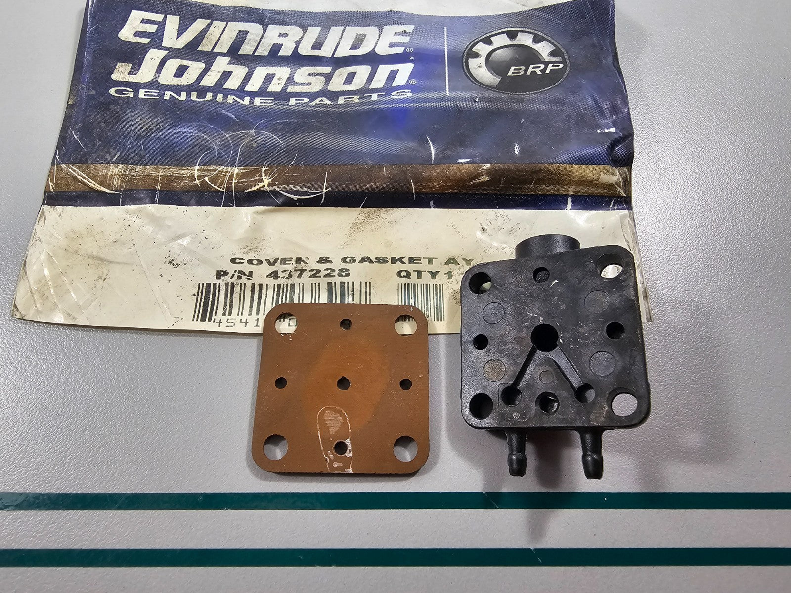 NEW OEM 437228 0437228 OMC Johnson Evinrude Cover & Gasket Assembly 0810