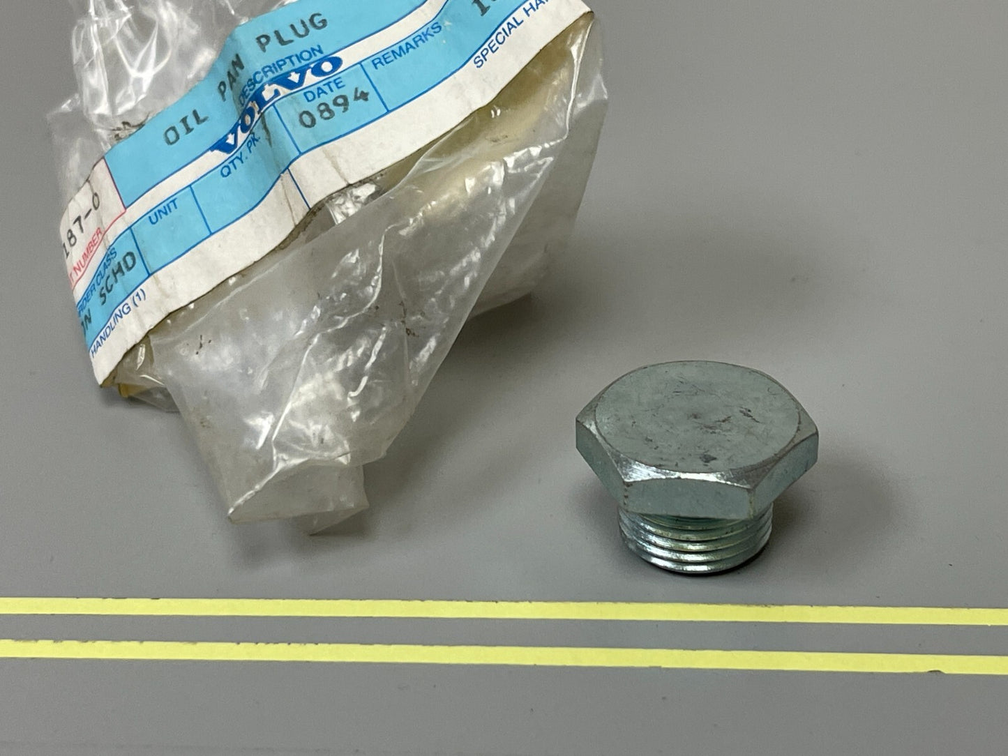 *NEW OEM* 0810 Volvo Penta Plug 948187