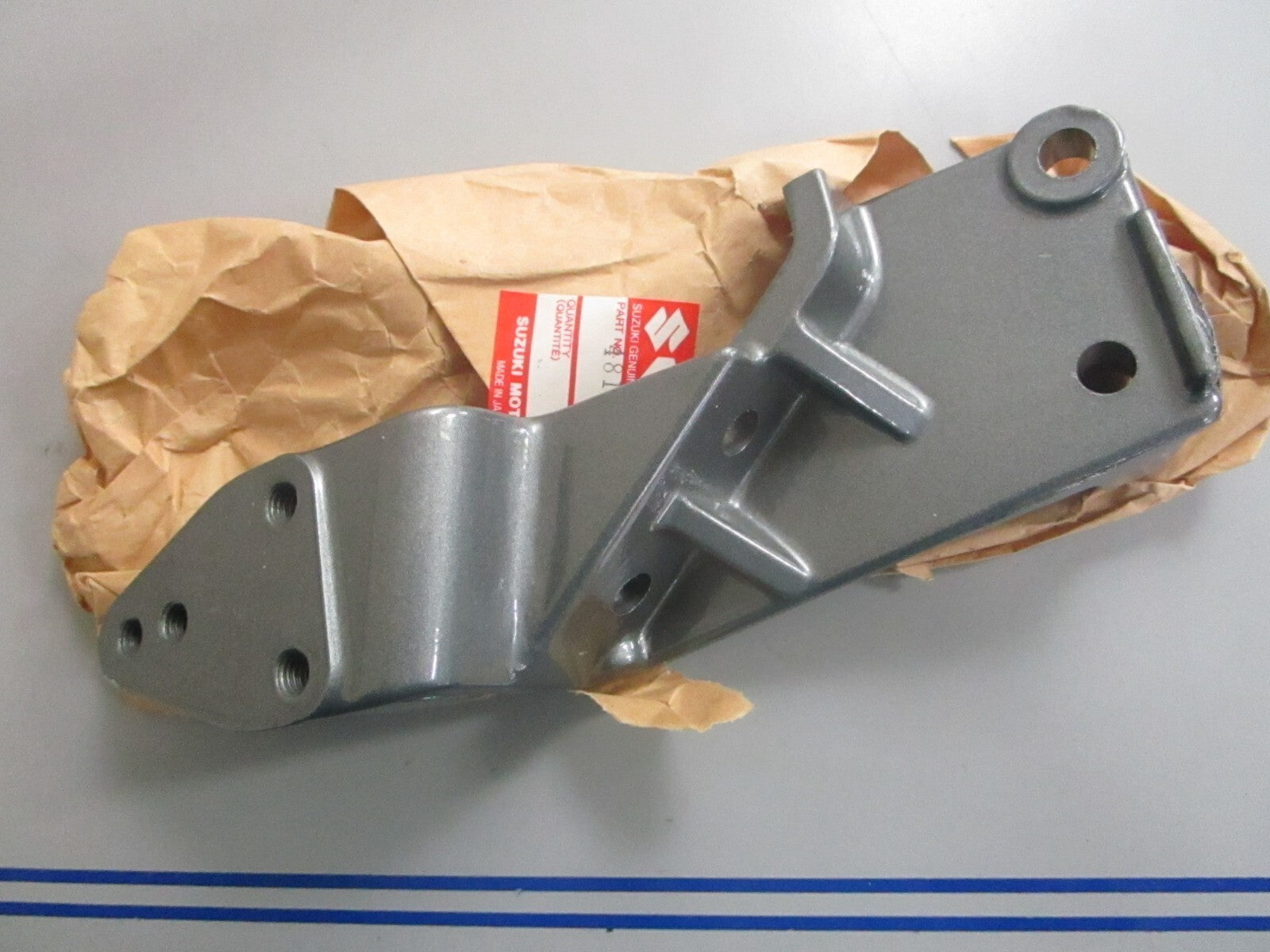 *NEW OEM* 0820 Suzuki STBD Tilt Cylinder Bracket 48111-94402-0ED