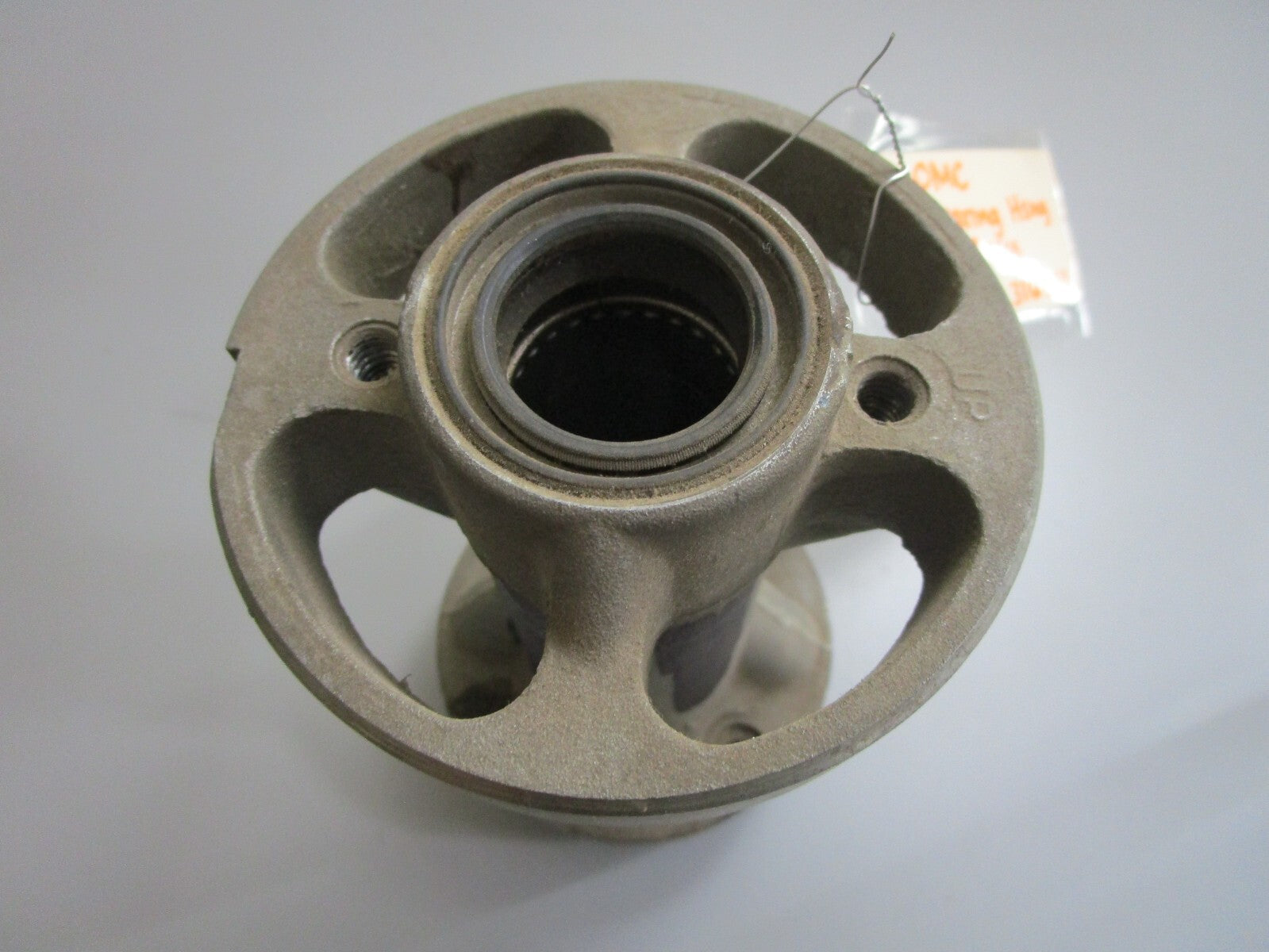 *NEW OEM* 0820 OMC Johnson Evinrude Bearing Housing Assy 393717 316541