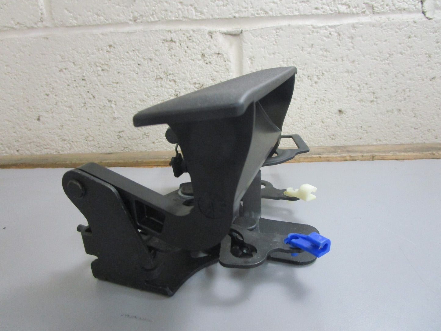 *NEW OEM* 0820 GM Tail Gate Lock Package 1782393