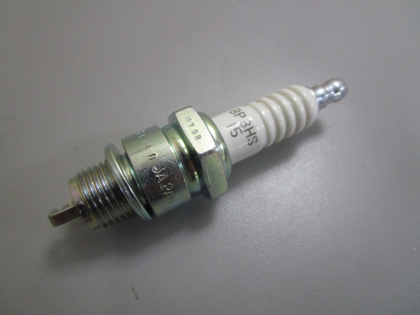 *NEW* (LOT OF 10) 0820 NGK Spark Plug BP8HS-15