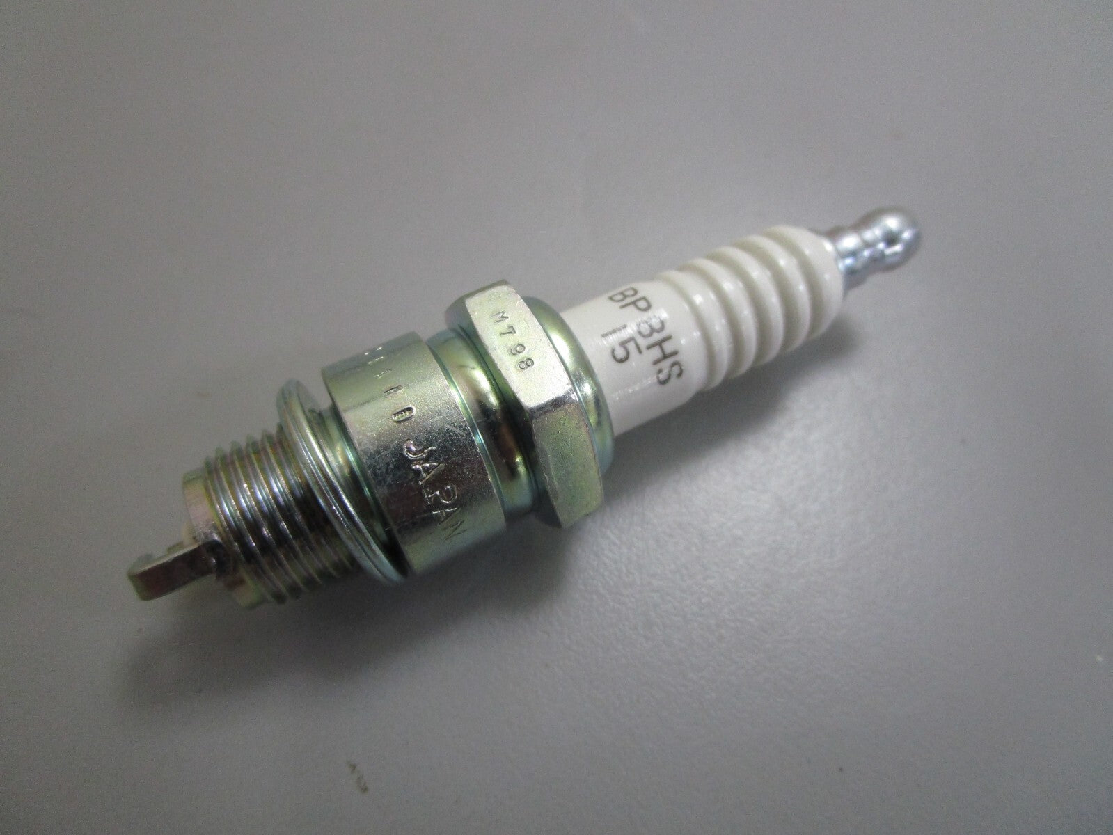 *NEW* (LOT OF 10) 0820 NGK Spark Plug BP8HS-15