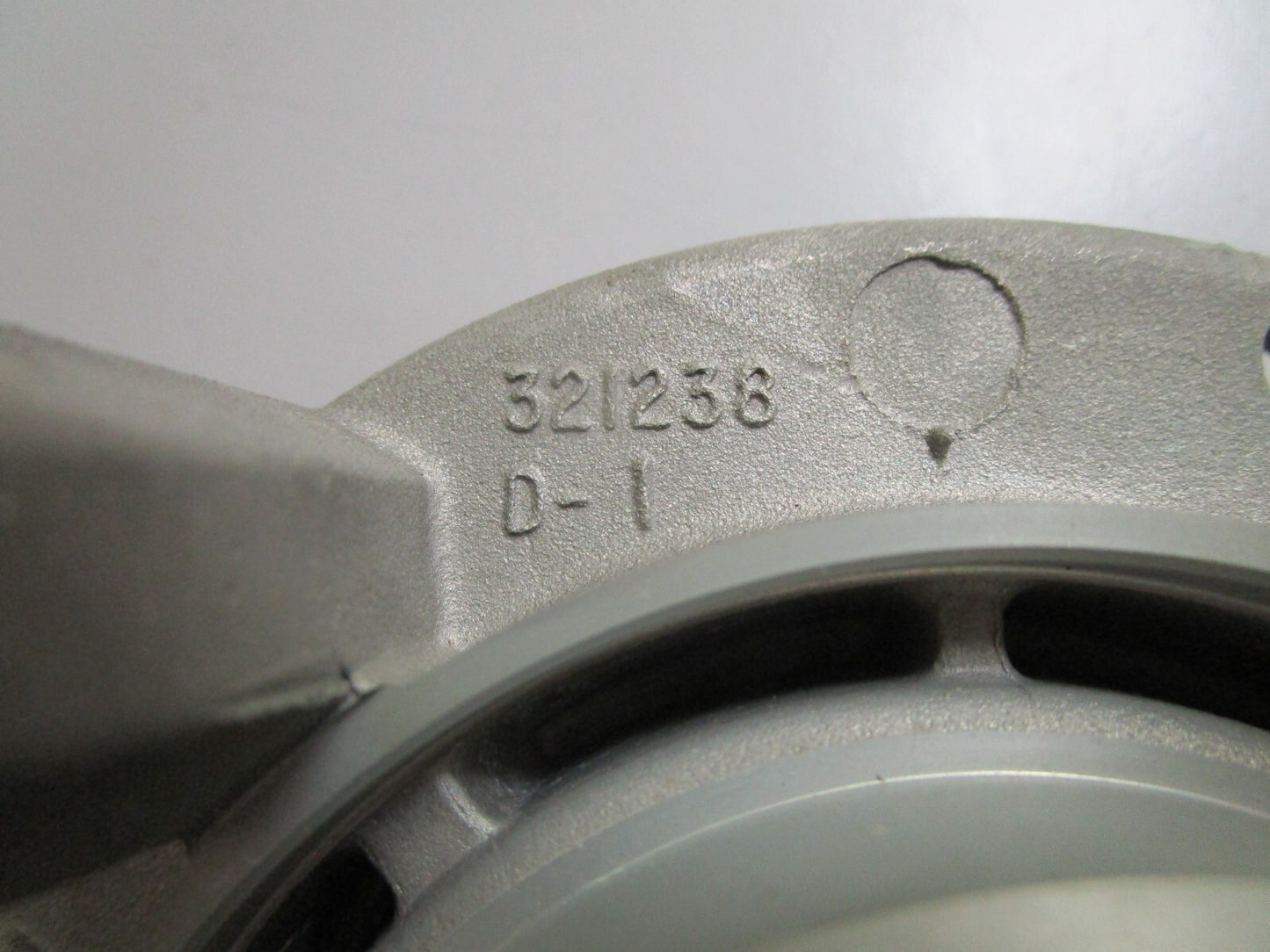 *NEW OEM* 0820 OMC Johnson Evinrude Crankcase Head & Bearing 387432 0387432