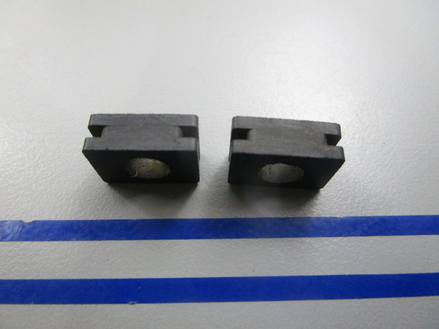 NEW OEM (LOT OF 2) 310258 0310258 OMC Johnson Evinrude Grommet 0810