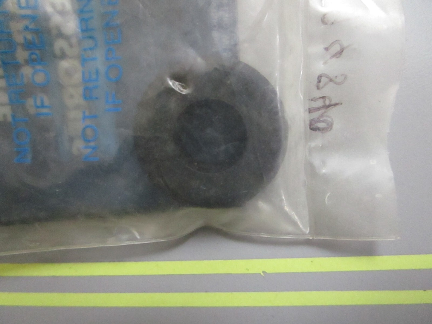 *NEW OEM* 0810 Mercury Quicksilver Grommet F94840