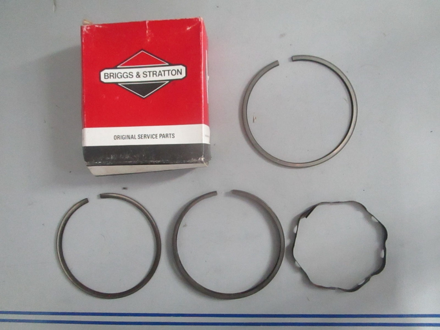 NEW OEM 392331 Briggs & Stratton Ring Set 0820