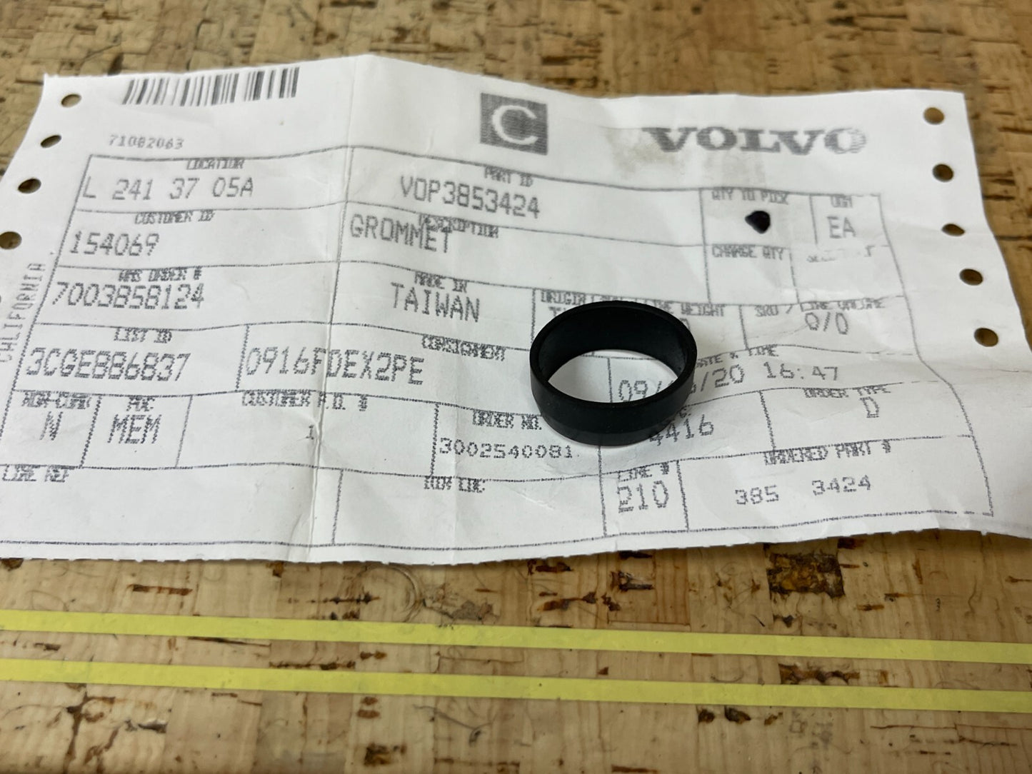 *NEW OEM* 0810 Volvo Penta Grommet 3853424