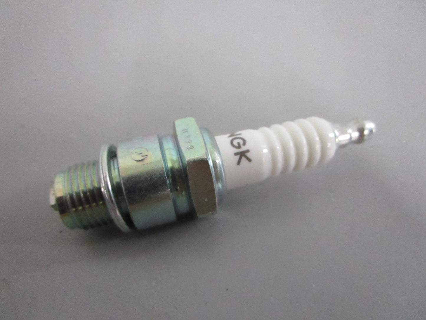 *NEW OEM* (LOT OF 8) 0820 NGK Spark Plug B8HS