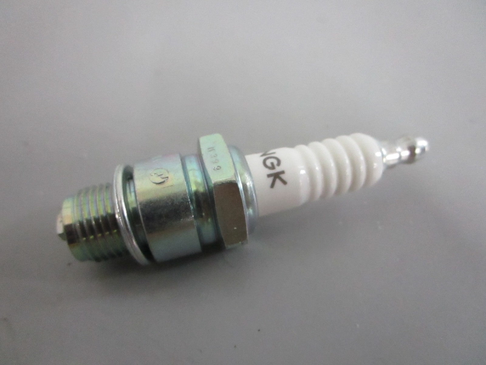 *NEW OEM* (LOT OF 8) 0820 NGK Spark Plug B8HS