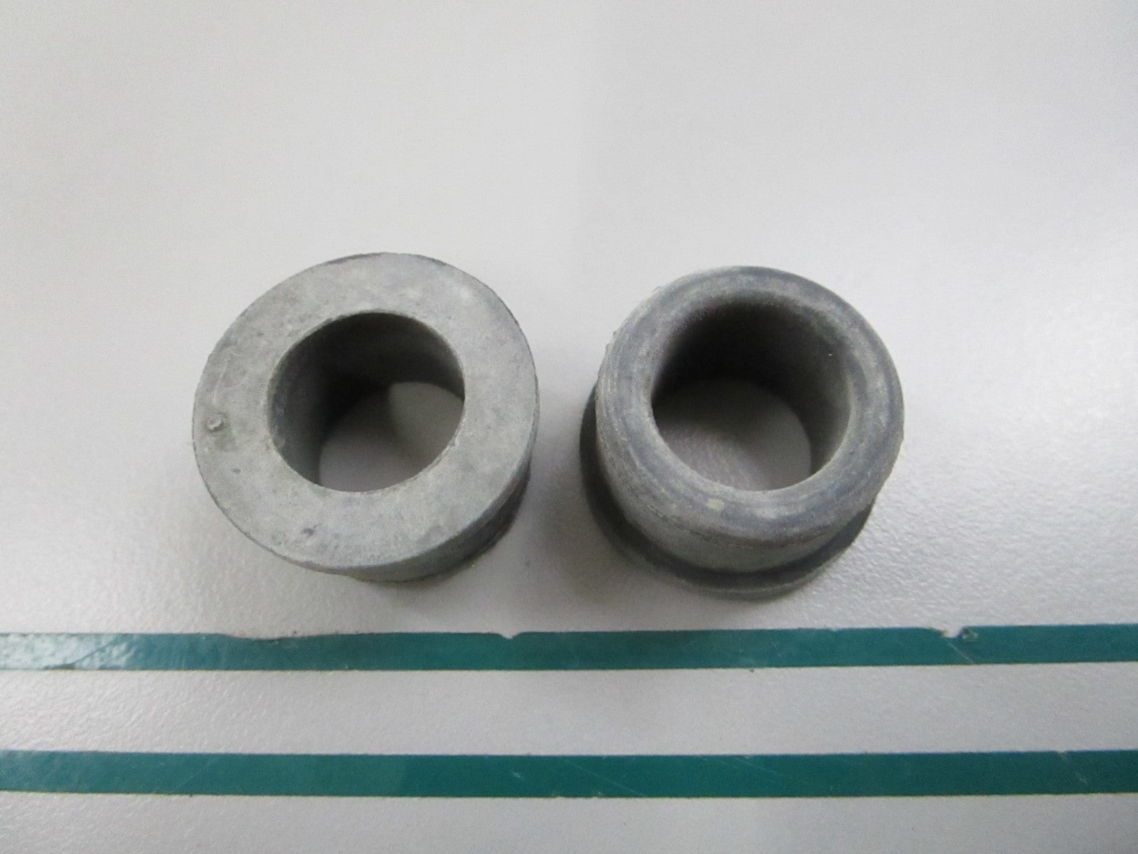 NEW OEM (LOT OF 2) 122406 0122406 OMC Johnson Evinrude Grommet 0810