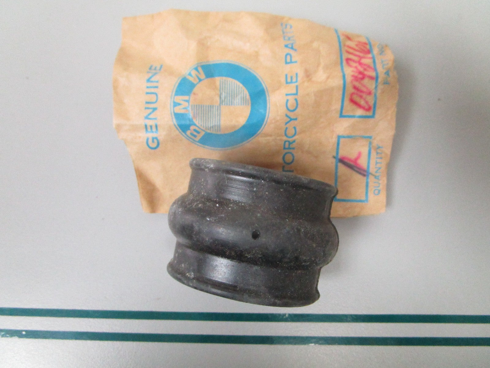 NEW OEM 13720042161 0042161 BMW Grommet 0810