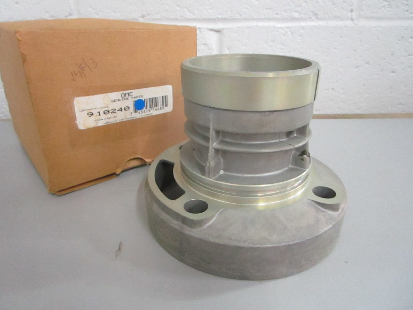 *NEW OEM* 0820 OMC Johnson Evinrude Bearing Housing 910240 0910240