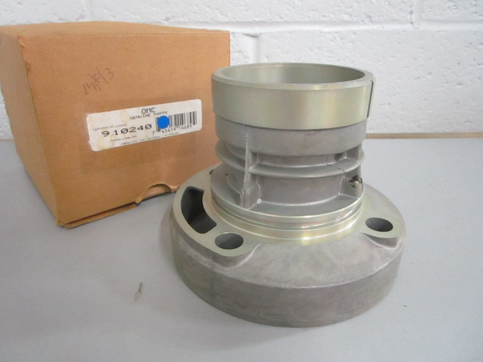 *NEW OEM* 0820 OMC Johnson Evinrude Bearing Housing 910240 0910240