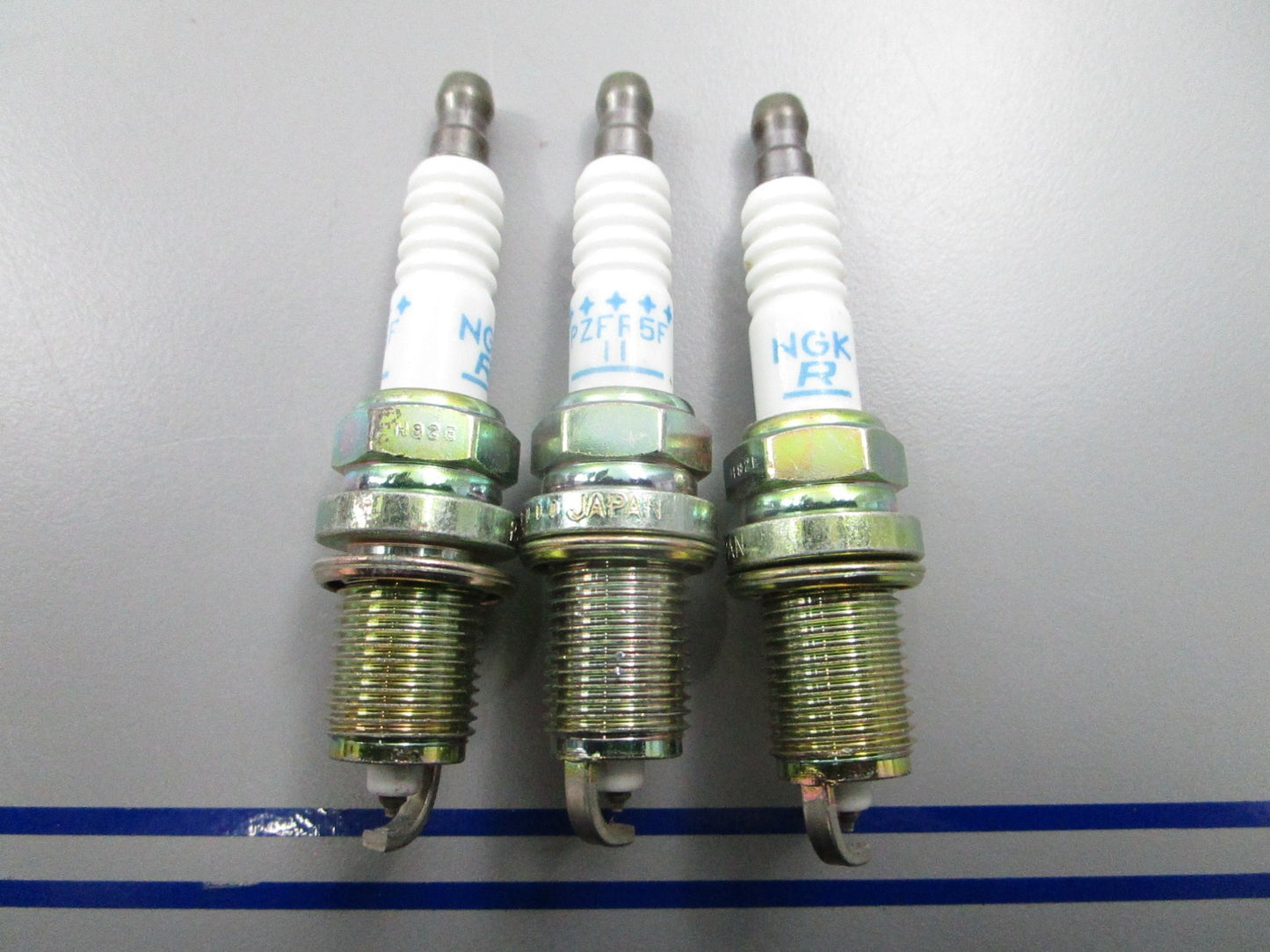*NEW* (LOT OF 3) 0810 NGK Spark Plug PZFR5F-11