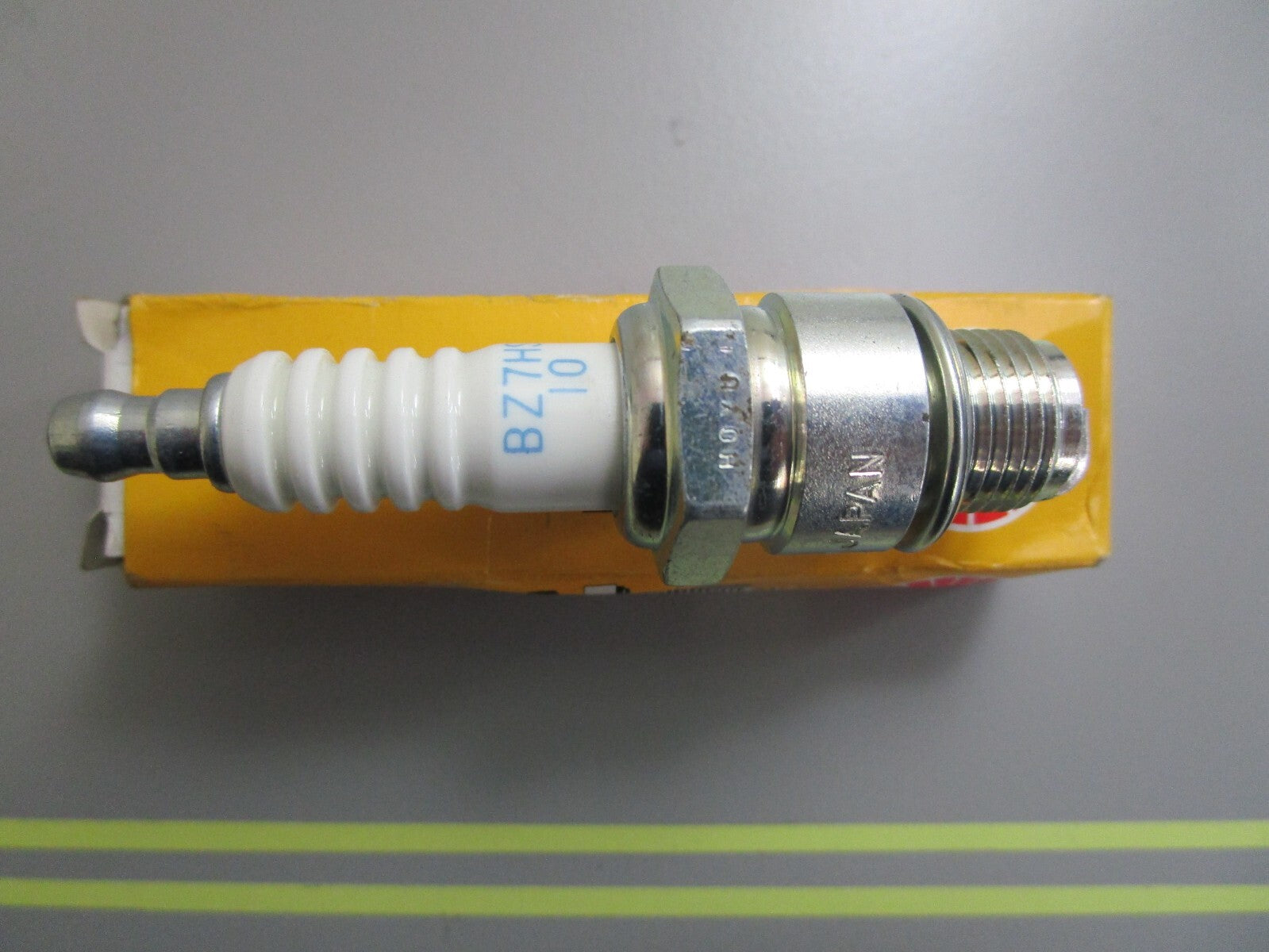 *NEW OEM* 0810 NGK Spark Plug BZ7HS-10