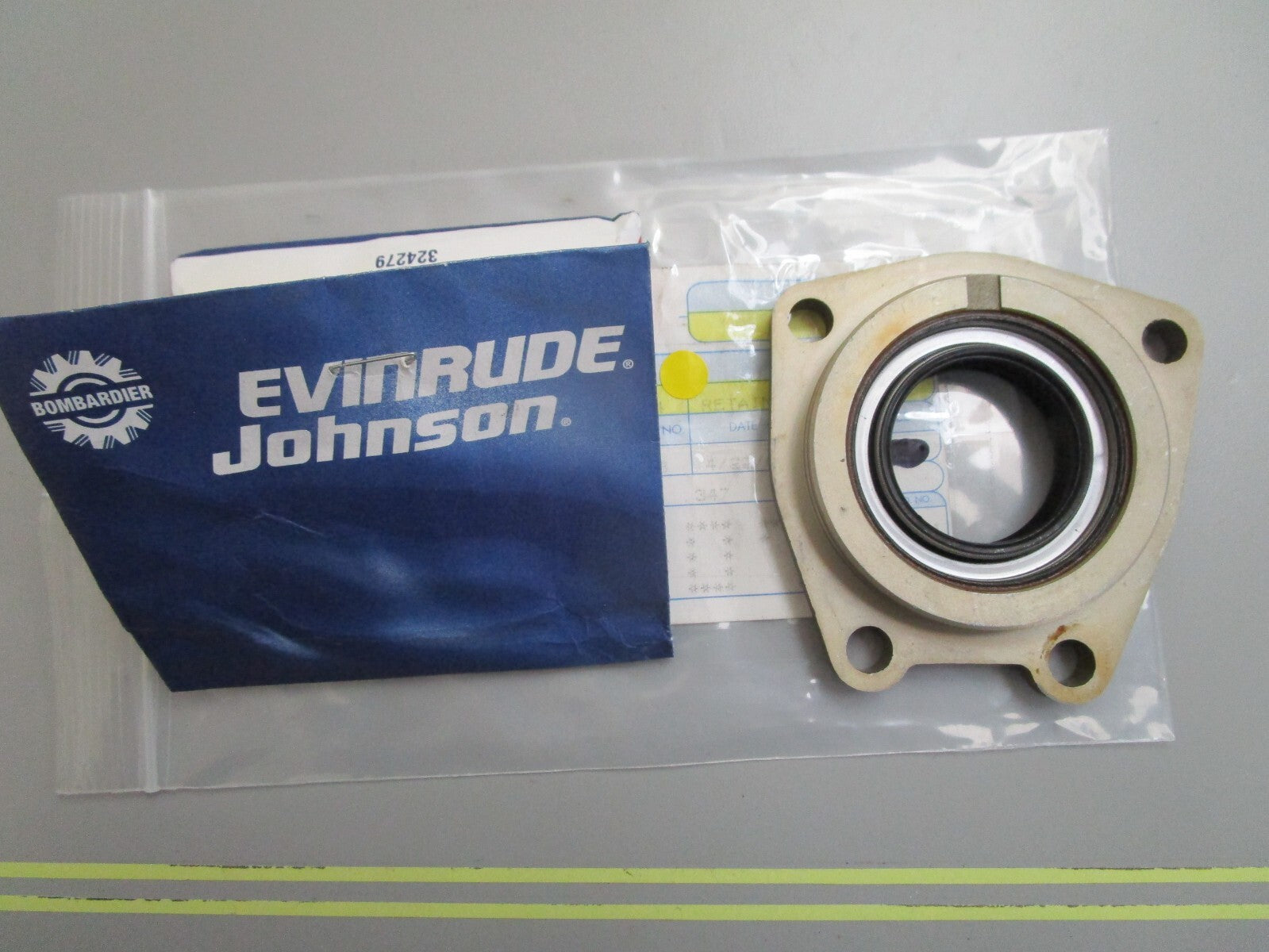 *NEW OEM* 0820 OMC Johnson Evinrude Retainer & Seal Ay 981554 0981554