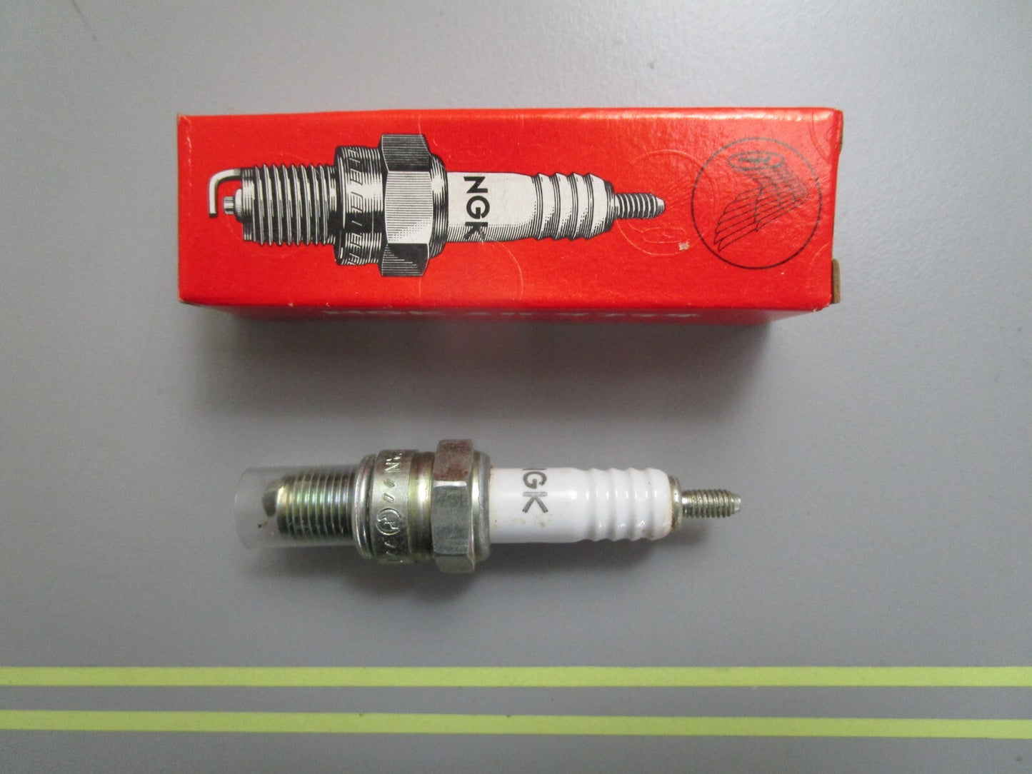 *NEW OEM* 0810 Honda Spark Plug 98056-56711