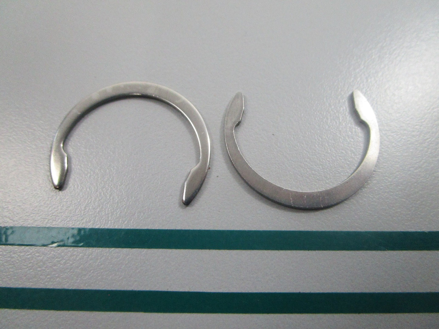 NEW OEM (LOT OF 2) 336110 0336110 OMC Johnson Evinrude Retaining Clip 0810