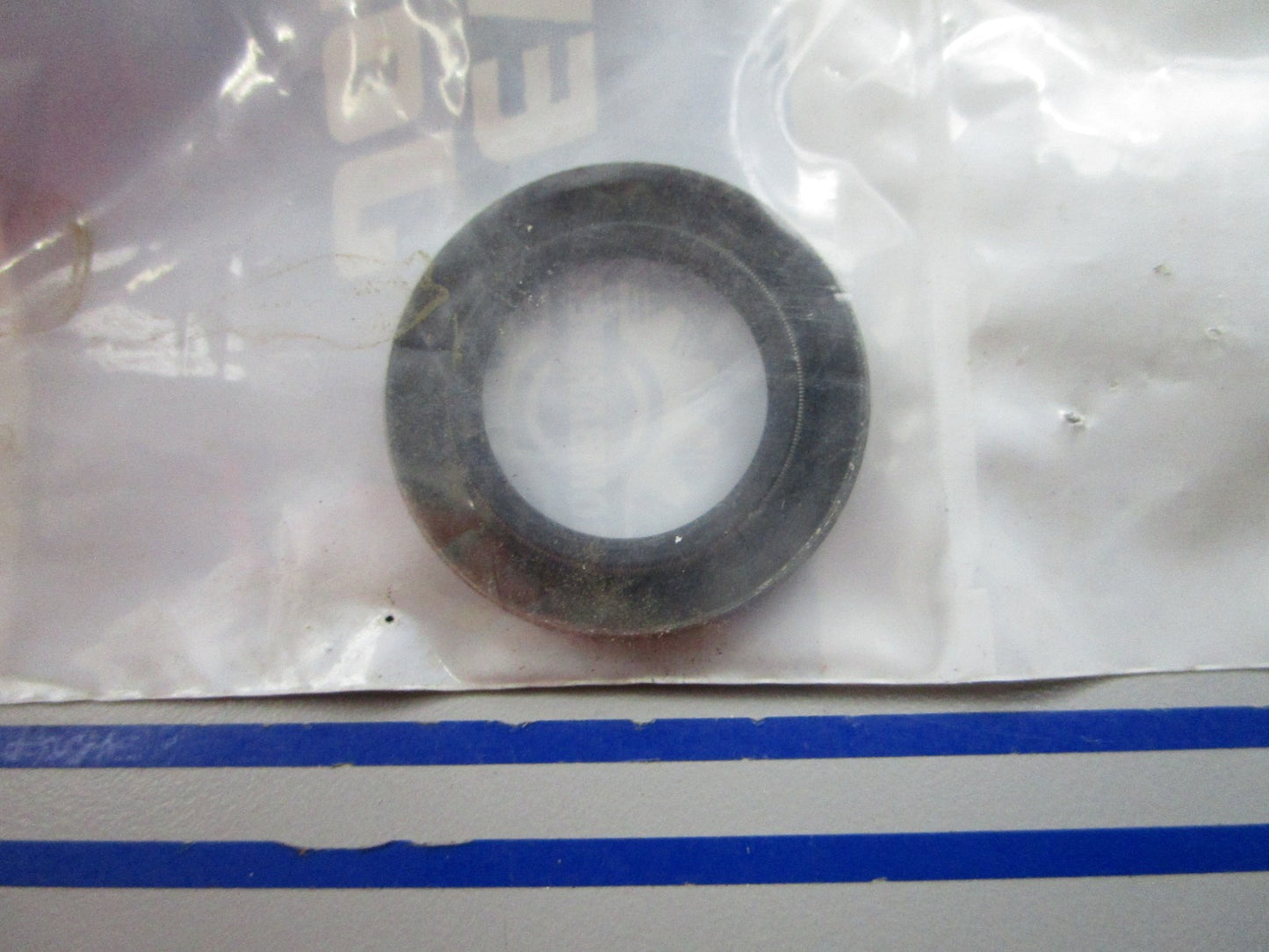 NEW OEM 329923 0329923 OMC Johnson Evinrude Oil Retainer 0810