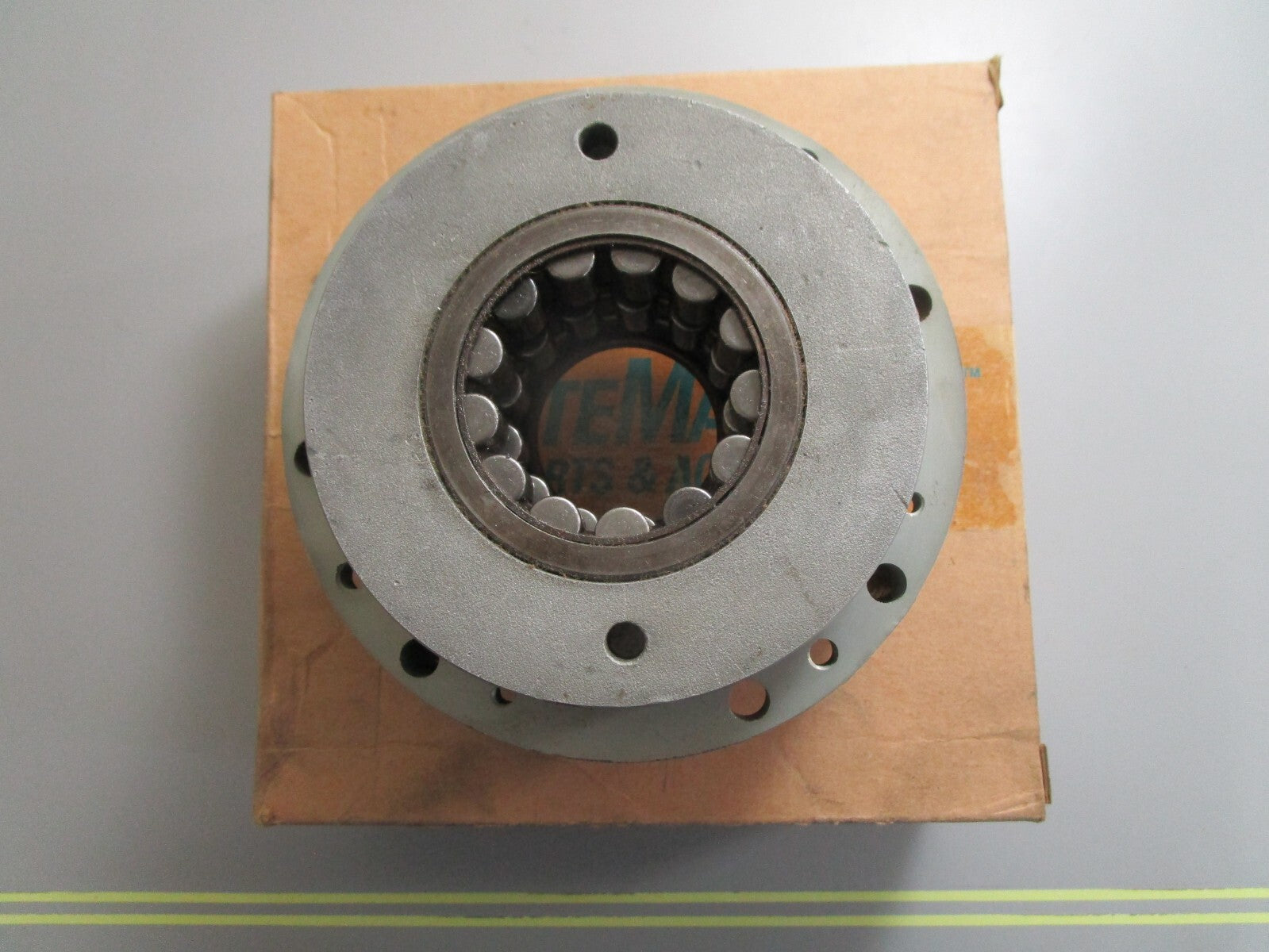 *NEW OEM* 0820 OMC Johnson Evinrude Crankcase Head & Bearing 387432 0387432