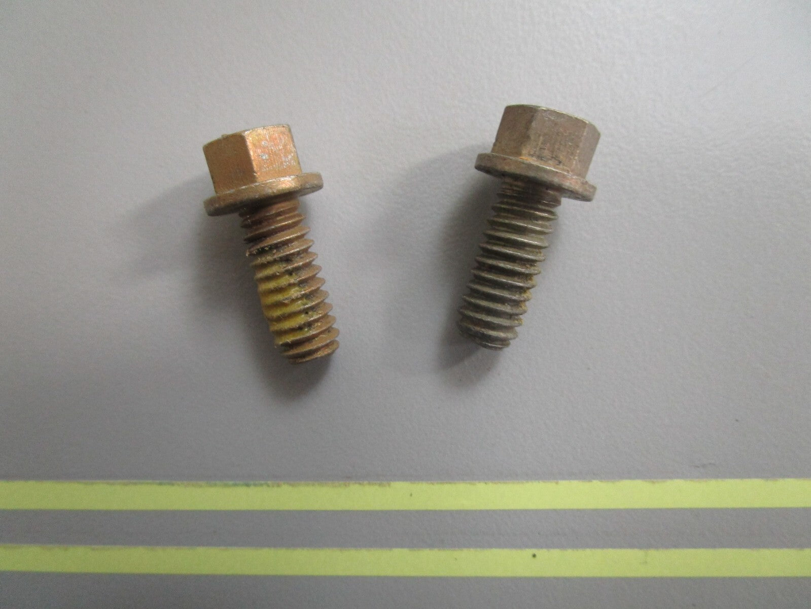 *NEW OEM* (LOT OF 2) 0810 OMC Johnson Evinrude Screw 318468 0318468
