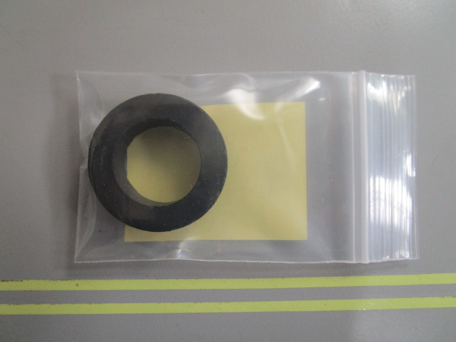 *NEW OEM* 0810 OMC Johnson Evinrude Grommet 305760 0305760