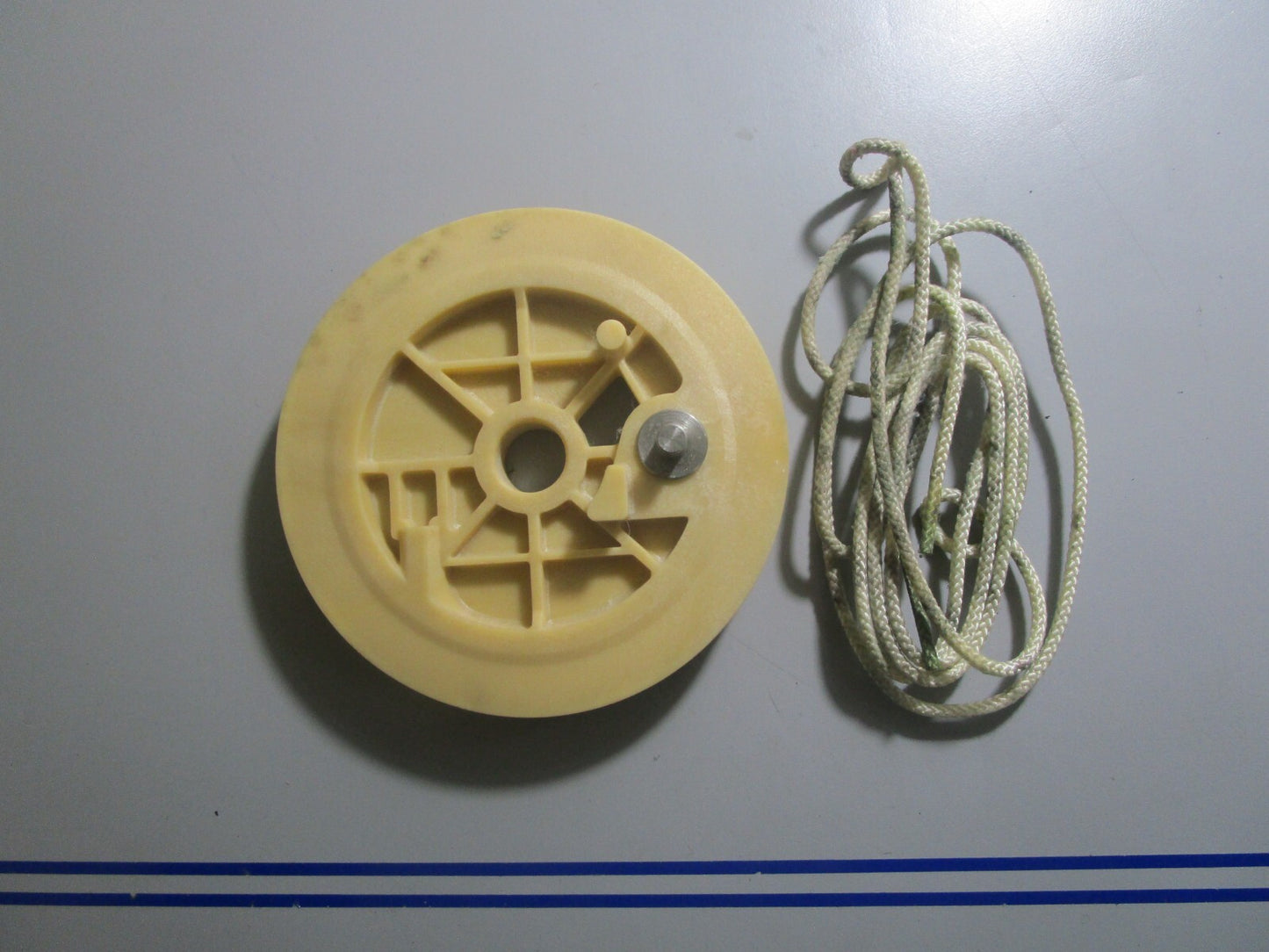 *NEW OEM* 0810 OMC Johnson Evinrude Pulley & Pin Assembly 391022 0391022