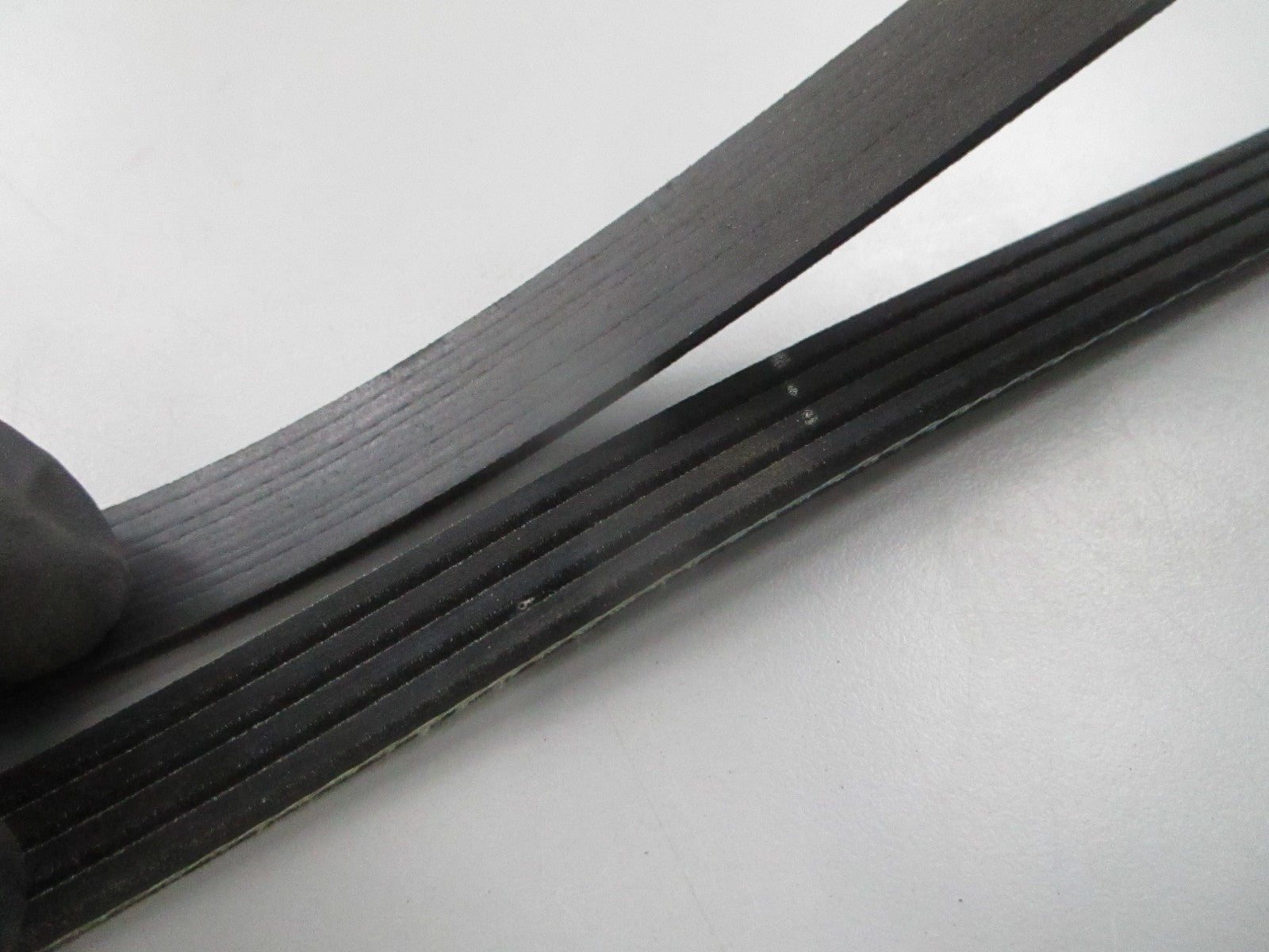 NEW K040465 Gates Micro-V Serpentine Belt 0810