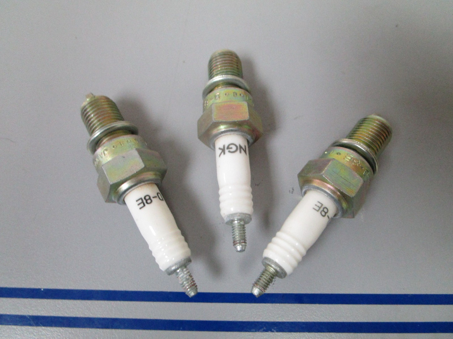 NEW (LOT OF 3) D-8E NGK Spark Plug 0810