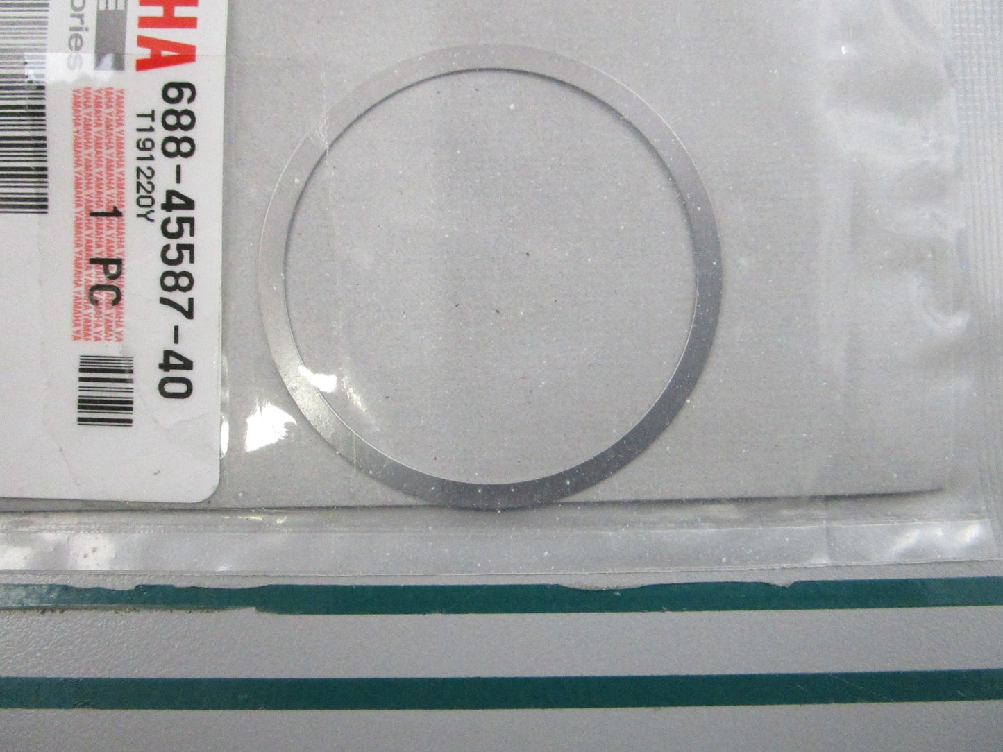 NEW OEM 688-45587-40-00 Yamaha (T:0.30mm) Shim 0810